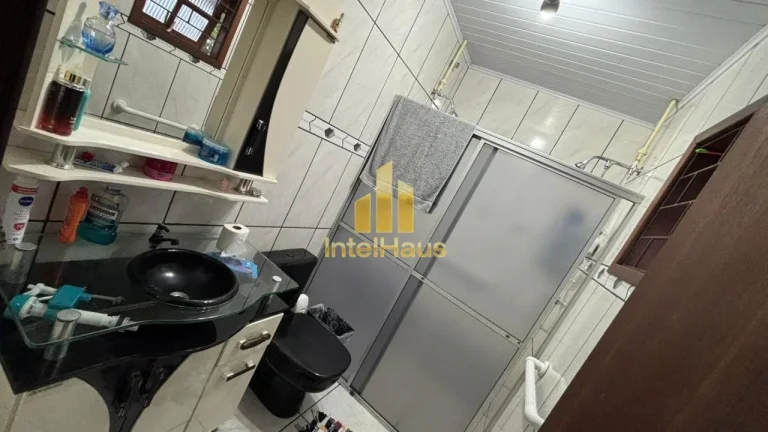 Imagem Excelente oportunidade para quem busca espaço ou potencial de renda com locação. Localizado na Ru...