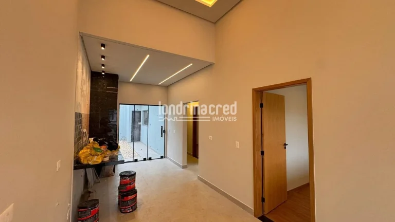 Imagem **Casa à venda no Condomínio Morada das Flores com 3 dormitórios, 1 suíte, banheiro social, 2 vagas de garagem e 85m² construídos em terreno de 125m²**