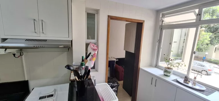 Imagem Apartamento mobiliado com 3 dormitórios sendo 1 suíte e 1 vaga de garagem em Florianópolis