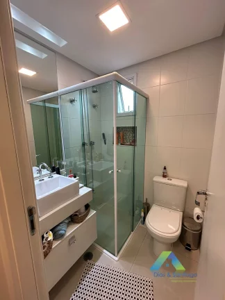 Imagem PORTEIRA FECHADA - Apto em 75m² com 2 dormitórios, 1 suíte, 1 varanda gourmet recém reformado e moderno, pronto para morar com 2 vagas de garagem fixas e cobertas..