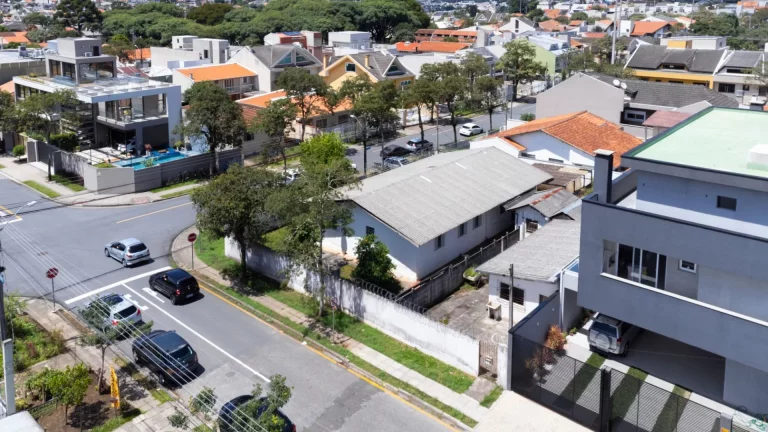 Imagem Terreno de esquina com 660 m² á venda por R$ 1.500.000 - Jardim das Américas - Curitiba/PR