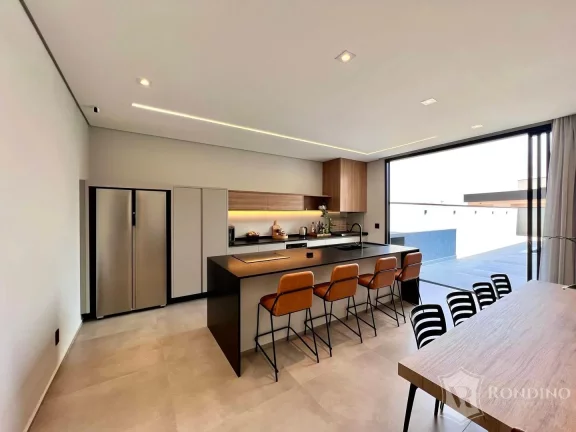Casa assobradada no condomínio Sunlake, 3 dormitórios e piscina