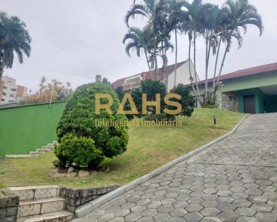 Linda casa no bairro Santo AntÃ´nio, com 3 dormitÃ³rios sendo 1 suÃ­te master com closet e hidro. CÃ...