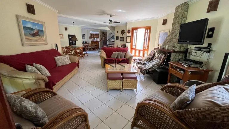 Imagem CASA EM CONDOMÍNIO COM 6 SUÍTES,SALA DE ESTAR E JANTAR,SALA DE TV,30 METROS DA ORLA,3 VAGAS DE GARAGEM