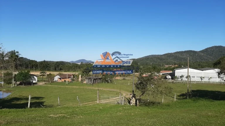 Imagem Adriano Carpes Imóveis vende terreno grande as margens da BR 101 em Balneário Piçarras.