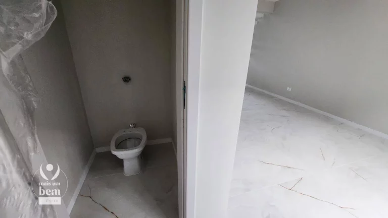 Imagem Maravilhoso sobrado com 3 quartos sendo 1 suíte com sacada, 2 vagas de garagem à venda - Tingui - Curitiba/PR
