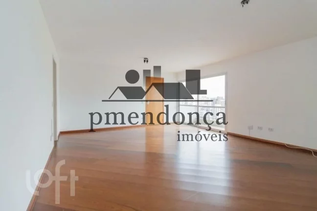 Imagem Lindo apartamento no último andar, com uma bela vista, planta espaçosa e muita luminosidade natura...