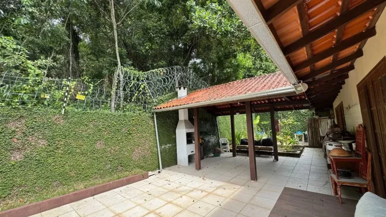 Imagem Casa com 2 lotes, 4 suítes e 2 vagas de garagem em condomínio Ariribá – Balneário Camboriú / SC