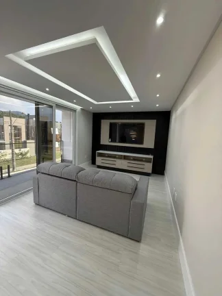 Imagem Casa em condomínio com 4 suítes e 2 vagas de garagem