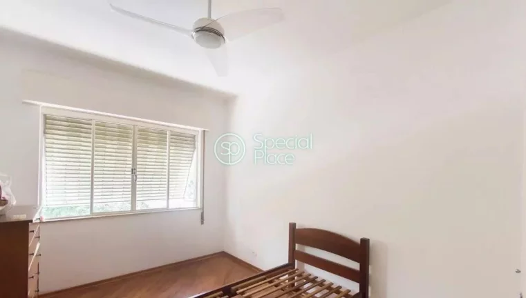 Imagem Apartamento com 140m², 3 dormitórios, ampla sala e 1 vaga. O imóvel possui armário embutido, ár...