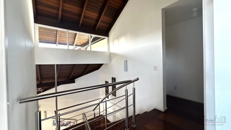 Imagem Esta linda casa em Cacupé tem tudo o que você e sua família procuram. Uma casa ampla, bem constru...