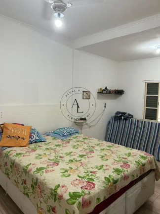 Imagem Charmosa Casa com 2 Quartos, Edícula e Amplo Quintal - Ambientes Frescos e Arejados