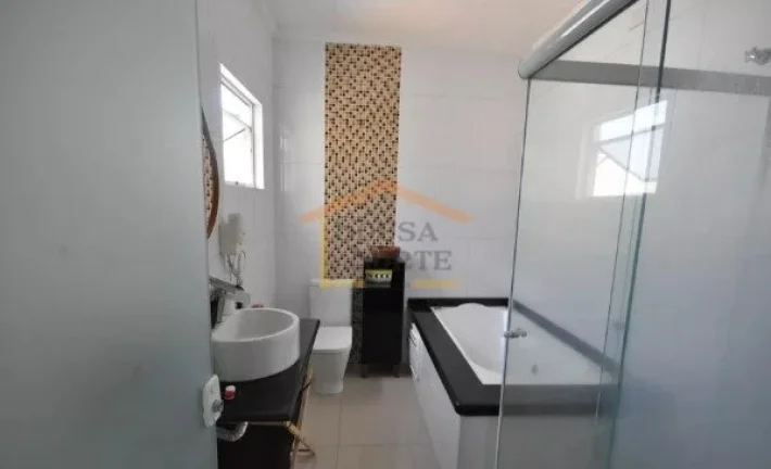 Imagem Sobrado com 250 m². O imóvel possui 3 dormitórios, sendo 3 suítes, totalizando 5 banheiros, alé...
