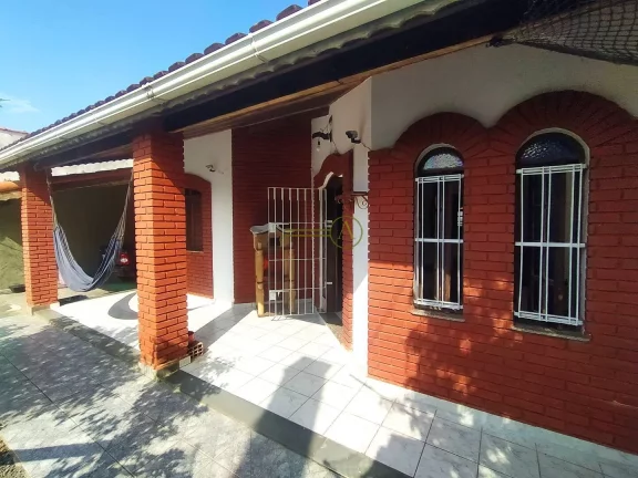 Imagem Casa térrea com 2 dorms, á 950m da Praia à venda em Peruíbe