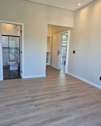Imagem Casa com Piscina e espaço para viver.