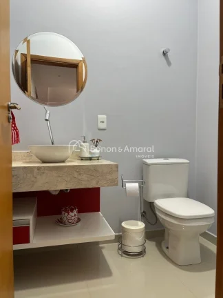 Imagem Sala com dois ambientes: jantar (com armários) e estar (com lareira a gás).
Sala de TV (com armár...