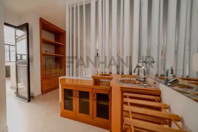 Imagem Cobertura duplex com piscina na Vila Nova Conceição: 3 quartos, 3 suítes, 3 salas, 5 banheiros, 4 vagas e 241m² de sofisticação em São Paulo-SP.