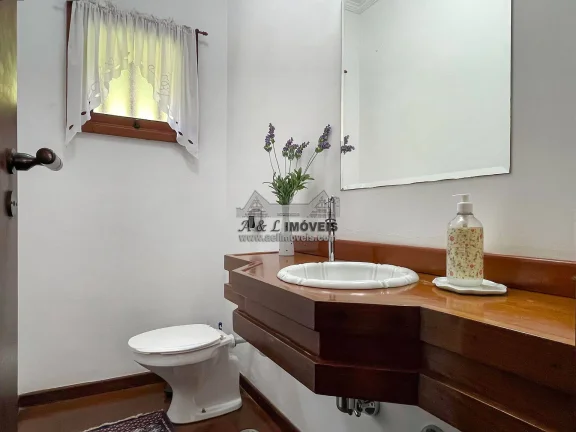 Imagem Casa à venda em Campos do Jordão - Com 4 dormitórios próximo ao Capivari