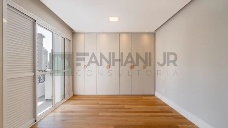 Imagem Venha se encantar com este apartamento de 130m² totalmente reformado, localizado no coração da Vila Nova Conceição. Com 2 quartos, sendo 1 suíte, es