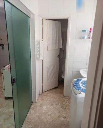 Imagem Apartamento com living para 02 ambientes, piso de tacos, dormitórios com armários, closet, banheir...