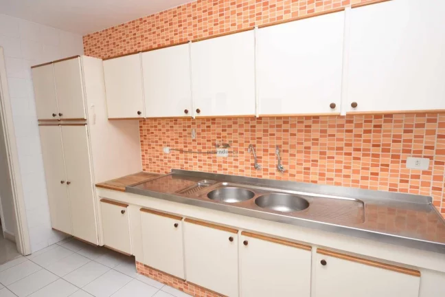 Imagem Apartamento bem distribuído com living para 02 ambientes, janelas grandes proporcionando boa ilumin...