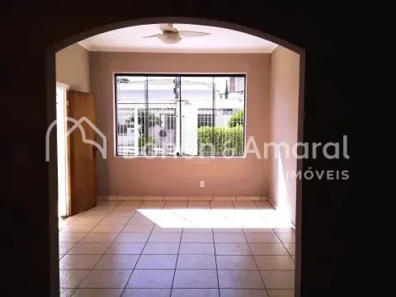 Imagem Excelente oportunidade para morar ou investir! Esta casa oferece uma estrutura ampla e funcional, pe...
