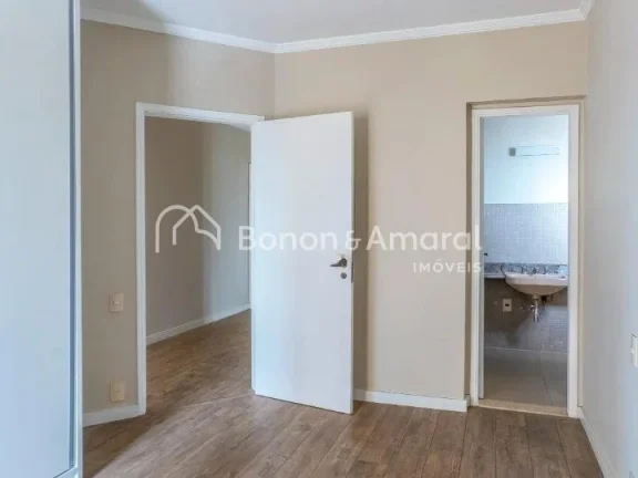 Imagem Apartamento reformado, em andar alto, com forno e armários embutidos e varanda!

Condomínio com ac...