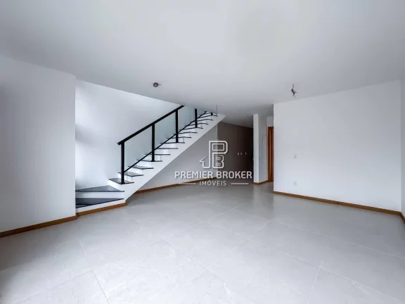 Imagem Casa com 3 dormitórios à venda, 131 m² por R$ 899.000,00 - Golfe - Teresópolis/RJ