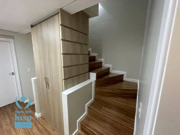 Imagem Sobrado mobiliado em condomínio fechado com Piscina, 3 quartos e Cinema no Ático, à venda, 139 m² por R$ 1.290.000 - Santa Cândida - Curitiba/PR
