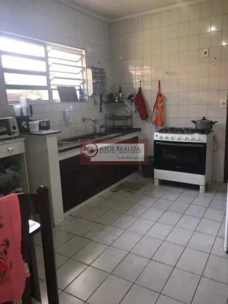 Imagem Vendo super oportunidade na vila inglesa, região do Jardim Alzira. Sobrado de 116m2, com 3 Dormitorios, sendo 1 Suíte, todos com Armários, quatro de empregada, 2 vagas de garagem com luz automática, portão automático, corredor lateral, 2 Caixa d'água de 5