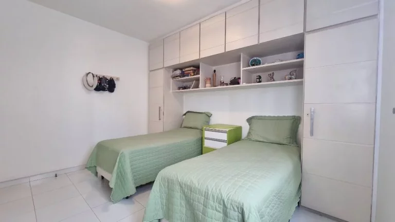 Imagem PITANGUEIRAS- CALÇADÃO TOTALMENTE REFORMADO E DECORADO , GARAGEM NO PRÉDIO.