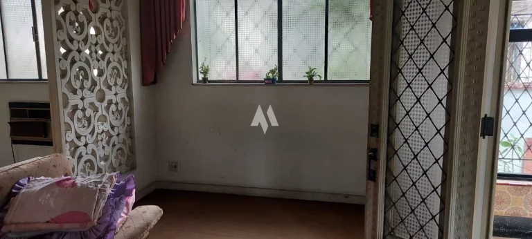Imagem Casa com ótima localização na Avenida Afonso Pena com 03 Quartos + edícula á venda em Santos