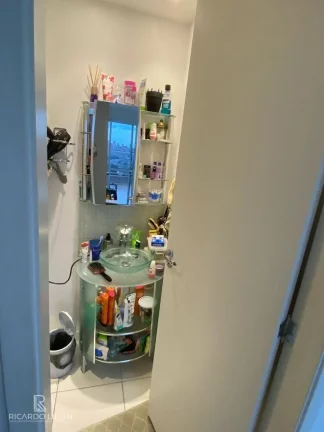 Imagem URGENTE!!! Apartamento ao lado do metro Tatuapé em andar alto, varanda e vista livre para sempre.