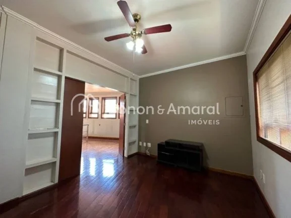 Imagem Linda casa em condomínio fechado. No piso superior há um hall, 3 quartos com varanda, sendo uma su...