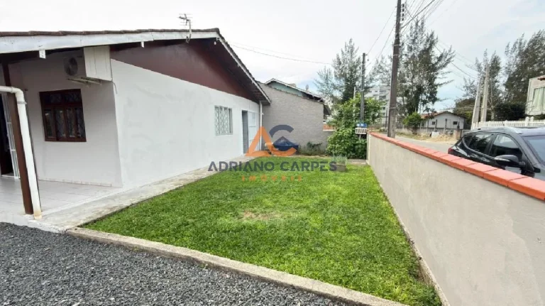 Imagem Casa com 3 dormitórios, Averbada, garagem para 2 carros e quintal gramado a 700m do mar, na Praia de Gravatá em Navegantes - Adriano Carpes imóveis vende