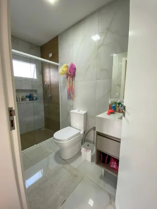 Imagem Casa mobiliada no Condomínio Caledônia com 4 suítes e 4 vagas de garagem em Camboriú-SC