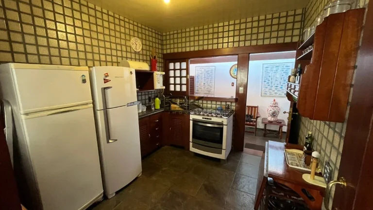 Imagem Casa com ampla sala 2 ambientes,3 dormitórios sendo uma suíte,edícula com mais 2 dormitórios e 1 banheiro,2 vagas de garagem