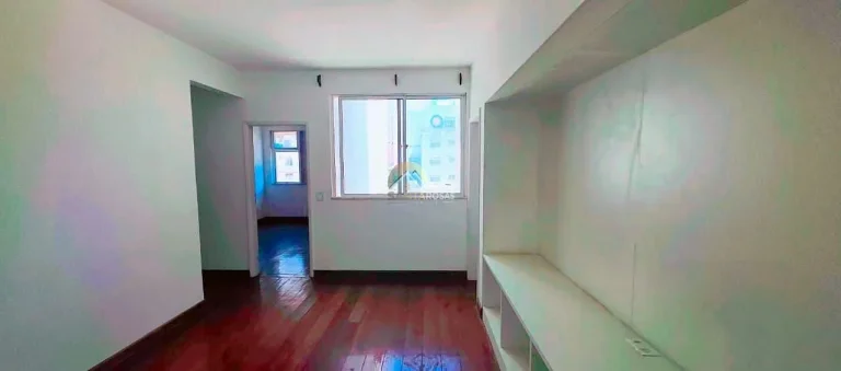 Imagem Um por andar, hall privativo e varanda com fechamento de vidro. Andar alto, vista livre para mar e