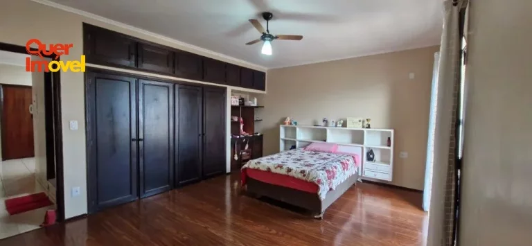 Imagem Casa à venda em Ribeirão Preto-SP, bairro Sumarezinho: 4 quartos, 1 suíte, 1 sala, 4 banheiros, 4 vagas de garagem, 249m²!