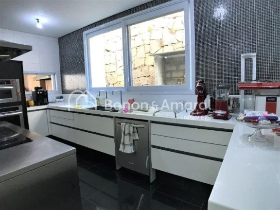Imagem Linda e espaçosa casa de condomínio com área de 704 m². O imóvel possui living com pé direito ...