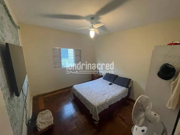 Imagem Casa na região central de Londrina, ideal para moradia, comércio ou investimento, com 390m² de terreno, 280m² construídos, 3 quartos, suíte e 2 vagas.