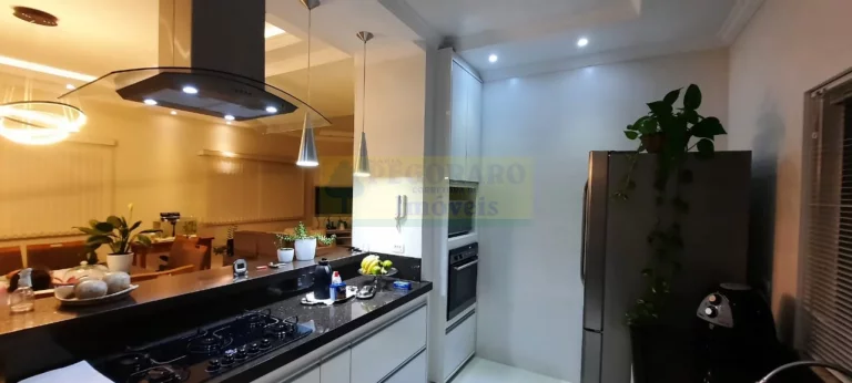 Imagem Luxo e Conforto: Casa de Alto Padrão à Venda no Jardim Britânia, Caraguatatub