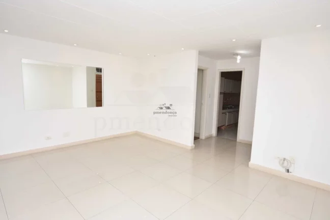 Imagem Apartamento bem distribuído com living para 02 ambientes, janelas grandes proporcionando boa ilumin...