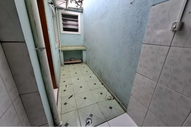 Imagem Casa para locação com 2 dormitórios, 2 banheiros e quintal por R$1.300,00 - Vila Guedes - SP
