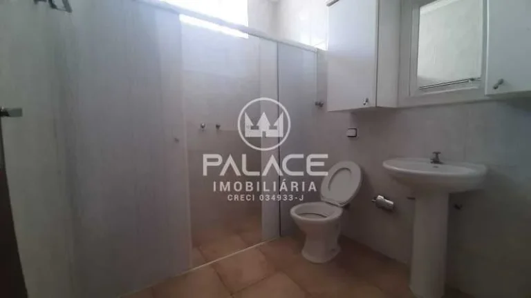 Imagem Esta excelente casa está localizada em um dos bairros mais desejados da cidade, oferecendo conforto...