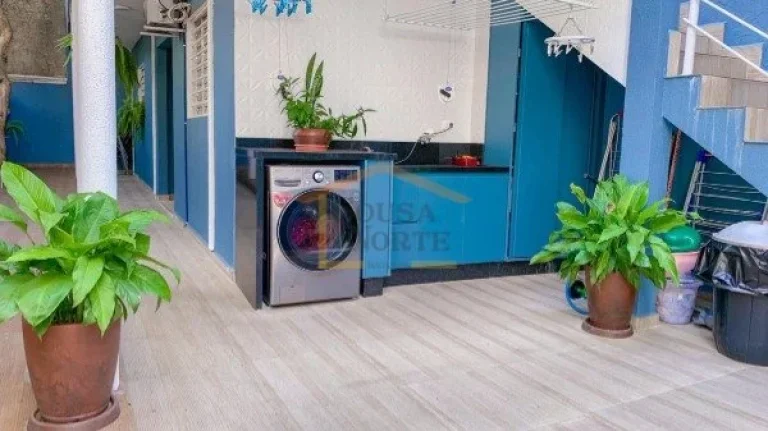 Imagem Sobrado reformado com 313 m² de área útil, possui 5 dormitórios, sendo 3 suítes, 6 banheiros, 4...