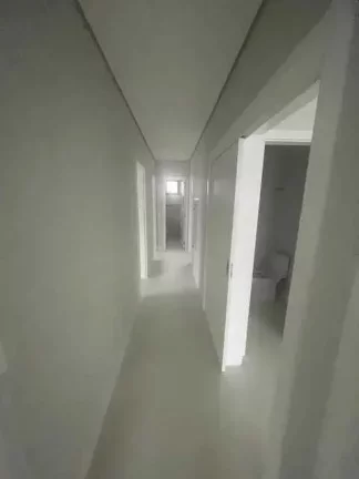 Imagem Apartamento com 4 dormitórios sendo 2 suítes, 3 vagas de garagem, no Centro de Balneário Camboriú