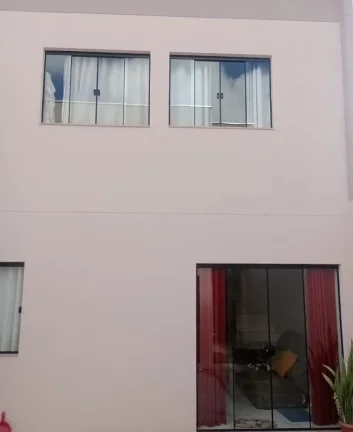 Imagem Terreno com 2 Sobrados, meio lote, com suíte