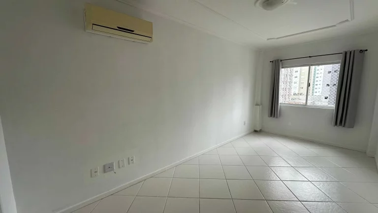 Imagem Apartamento com 3 dormitórios sendo 1 suíte e 1 vaga de garagem em Balneário Camboriú/Sc