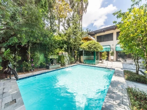 Imagem VENDO CASA PRÓXIMO AO PQ. IBIRAPUERA! Magnifica residência a venda em rua tranquila e arborozada no Jardim Lusitânia, com 900m² de área construída em